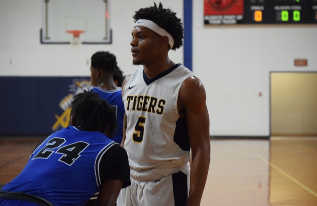 Tez Collins (5) leads Tigers with 15 points.
